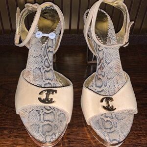 Just Cavalli Beige Patent Leather Cross Ankle Strap Sandals Gold Heels Size 40.